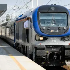 Pociąg PKP Intercity na dworcu PKP Ełk. Maszynista w białej koszuli czeka na odjazd.