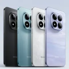 Cztery telefony Redmi najnowszy model w różnych kolorach: czarnym, niebieskim, białym i fioletowym. Każdy z nich ma charakterystyczny moduł aparatu.
