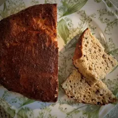 Chleb keto z twarogu i jajek, pyszny i puszysty, z chrupiącą skórką. Idealny na śniadanie.