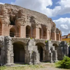 Antico anfiteatro romano a Benevento, un'opera architettonica imponente con archi in pietra e mattoni, testimone di storia.