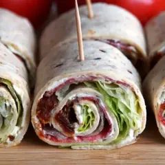 Jak zwijać tortillę na przekąski? Proste triki na idealne rolls
