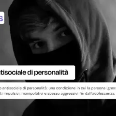 Volto di giovane con cappuccio, occhi penetranti. Testo: "Disturbo antisociale di personalità". Esempi di comportamenti antisociali: impulsività, manipolazione, aggressività.