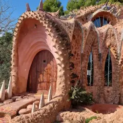 La casa del dragón en Gilet, con su entrada imponente y tejado escamoso, parece sacada de un cuento de fantasía.