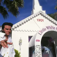 Elvis w białym stroju pozdrawia przed kaplicą "Little White Chapel", gdzie odbywają się szybkie śluby w Las Vegas.
