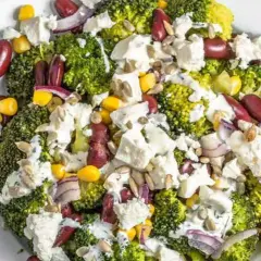 Ensalada de brócoli con frijoles rojos, maíz, queso feta y semillas de girasol. Un ejemplo de dieta saludable.