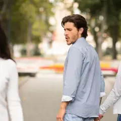 Ein Mann dreht sich um, während seine Freundin ihn festhält. Er begehrt andere Frauen, was sie mit Entsetzen bemerkt.