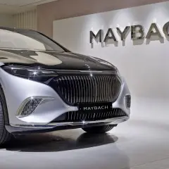 Elegancki Maybach, luksusowy SUV, prezentuje swoją imponującą atrapę chłodnicy. Sprawdź, jaka jest jego cena.