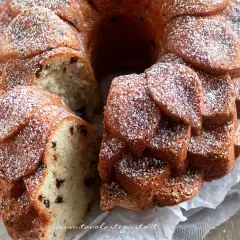 Torta soffice con gocce di cioccolato e mascarpone nell'impasto, spolverata di zucchero a velo.