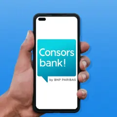 Hand hält Smartphone mit Consorsbank Logo. Gute Consorsbank Erfahrungen sind hier leicht zu finden.