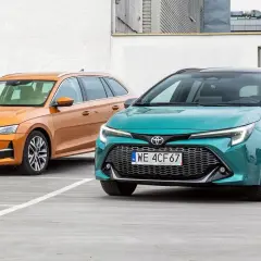 Pomarańczowa Skoda i zielona Toyota, dwa auta, które mogą być najmniej awaryjne auta 5-letnie.