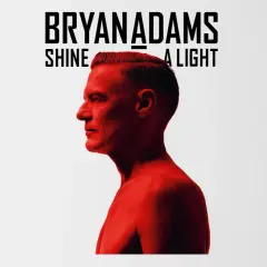 Bryan Adams Shine A Light. Okładka albumu z wizerunkiem artysty w czerwonym świetle.