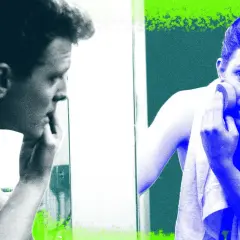 Visage homme 40 ans, se regardant dans le miroir, une serviette sur les épaules, appliquant un produit sur sa peau.