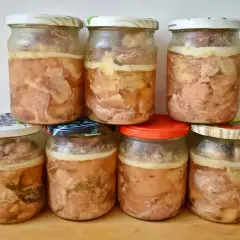 Siedem słoików z domowym mięsem, jak u babci. Pyszne, domowe przetwory.