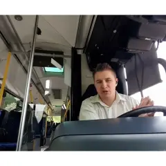 Kierowca autokaru: kto naprawdę decyduje o trasie? Poznaj podział ról.
