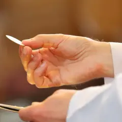 Komunię czy komunie? Rozwiej dylemat i pisz bezbłędnie!