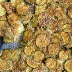 Fette di zucchine al forno semplici light, dorate e croccanti, pronte per essere gustate.