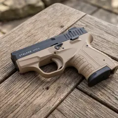 Pistolet Stalker M906 na drewnianym stole. Posiadanie broni bez pozwolenia jest nielegalne.