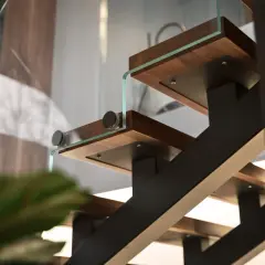 Detaljerad bild av en modern trappa med trästeg, glasräcke och mörka metallbalkar. Perfekt för att bygga vangstycke.