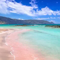 Różowa plaża z turkusową wodą i górami w tle – to jedna z najpiękniejszych plaż na świecie.