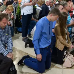 Czy żołnierz klęka w kościele? Zasady i tradycje, które zaskakują