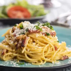 Spaghetti Carbonara, ein Klassiker der italienischen Küche. Dieses Gericht ist ein Beweis dafür, dass einfache Zutaten zu köstlichen Pasta Rezepten führen können.