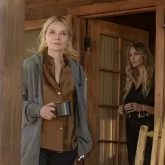 Två kvinnor på en veranda, en med en mugg i handen. Scen från madison serie.
