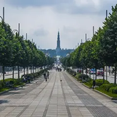 Aleja Najświętszej Maryi Panny w Częstochowie, prowadząca do Jasnej Góry. Idealne miejsce na spacer i odkrywanie częstochowskich atrakcji na weekend.