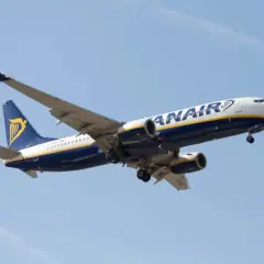 Samolot Ryanair w locie. Regular fare Ryanair co to znaczy? Tanie loty, szybki transport.