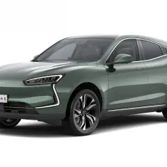 Zielony SUV Seres 5 z eleganckimi światłami LED i czarnymi felgami.