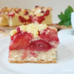 Pyszne ciasto drożdżowe z truskawkami i kruszonką, idealne na letnie popołudnie.