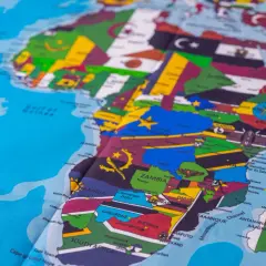 Mapa świata z zaznaczoną Afryką, która jest kontynentem. Widoczne flagi państw i nazwy miast.