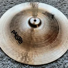 Paiste China 16" - ciche talerze perkusyjne, gotowe do tworzenia unikalnych brzmień na tle szarego dywanu.