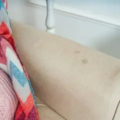 Jak użyć pianki Vanish na kanapie? Poradnik krok po kroku