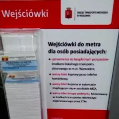 Informacja o tym, jak kupić bilet na metro w Warszawie. Stojak z ulotkami "Wejściówki do metra" i informacją o uprawnieniach.