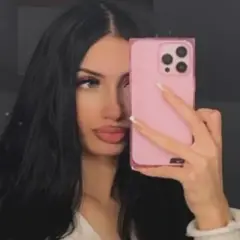 Viki Gabor bez makijażu robi selfie z różowym telefonem.