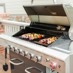 Brochettes colorées sur un barbecue à gaz, prêt pour un repas savoureux. Ce barbecue gaz nettoyage facile vous simplifie la vie.