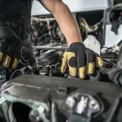 Mecánico revisa un motor 2.0 TDI 150cv. Opiniones sobre su rendimiento y fiabilidad.
