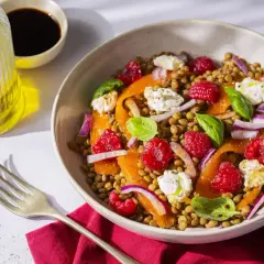 Salade de lentilles aux framboises, saumon fumé, fromage frais et oignons rouges.