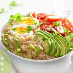 Deliciosa ensalada de quinoa para cenar, con huevo cocido, aguacate, tomates cherry y rúcula. ¡Una opción saludable y sabrosa!