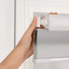 Instalación de un estor enrollable, una de las soluciones para ventanas sin persianas.