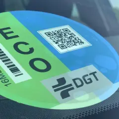 Pegatina DGT ECO para motos, con código QR y código de barras. Cumple normativa euro 6.