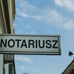 Tablica z napisem "NOTARIUSZ" wisi na budynku. Zastanawiasz się, ile zarabia notariusz?