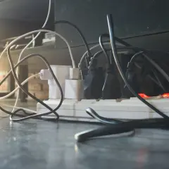 Ile prądu pobiera komputer 500W: realne koszty i zużycie dzienne