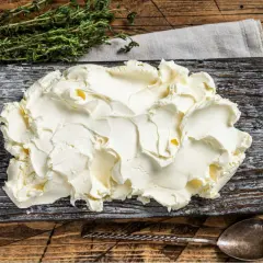 Kremowe mascarpone na desce. Zastanawiasz się, czy mascarpone można mrozić? Ten ser jest idealny do deserów, ale mrożenie może zmienić jego konsystencję.