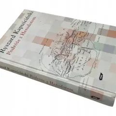 Okładka książki Ryszarda Kapuścińskiego "Podróże z Herodotem", z mapą starożytnego świata i motywem szachownicy.
