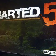 Logo Uncharted 5 na tle gęstej, ciemnej dżungli. Kiedy premiera?