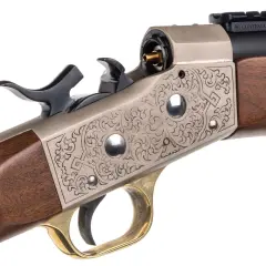 Elegancki karabin z grawerowanym zamkiem typu rolling block 50, drewnianą kolbą i mosiężnym językiem spustowym.