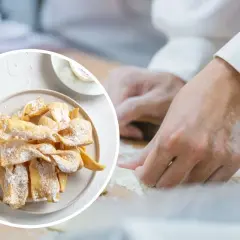 Chrupiące faworki posypane cukrem pudrem – tak można wykorzystać ciasto na pierogi.