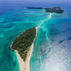 Rajskie plaże i turkusowa woda – idealne miejsce na **Madagaskar wakacje**. Dwie zielone wyspy połączone piaszczystym pasem.