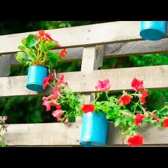 Kwiaty do kwietnika z palet: Jak stworzyć bujny ogród DIY?